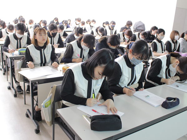１年生、お客様の接客準備☆